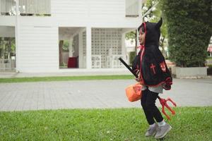 feliz dia das bruxas a menina bonitinha fantasiada de halloween foto