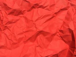 fundo de textura de papel amassado vermelho para design. papel de parede para espaço de cópia foto