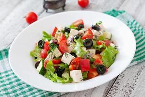 salada grega com legumes frescos, queijo feta e azeitonas pretas foto