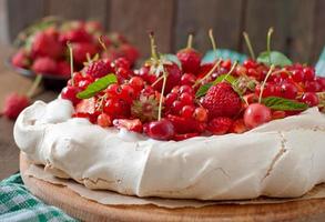 pavlova de bolo de merengue com creme e frutas foto