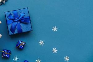 caixa festiva fechar laço azul sobre fundo azul com bolas de natal foto