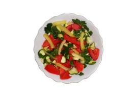 salada de legumes com pepino, tomate, salsa, cebola, alho e pimentão em um fundo branco foto