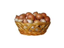 cesta com cebolas brancas e marrons foto