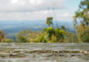 a mesa de ferro está vazia no fundo da floresta, montanha e céu. foto