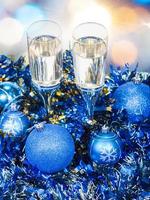 dois copos de prata em decorações de natal azuis foto