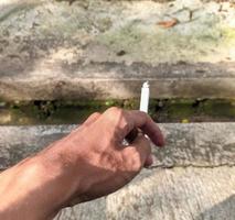 fechar foto da mão esquerda de um homem fumando