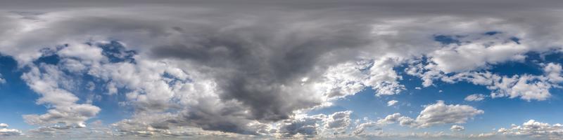 céu azul nublado sem costura hdri panorama visão de ângulo de 360 graus com zênite e belas nuvens para uso em gráficos 3d como substituição do céu e cúpula do céu ou editar tiro de drone foto