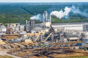 vista aérea em tubos de serraria de planta de empresa de marcenaria. conceito de poluição do ar. paisagem industrial poluição ambiental resíduos foto