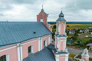 vista aérea no templo barroco ou igreja católica na zona rural foto