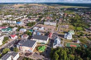 vista panorâmica de uma grande altura de uma pequena cidade provincial com setor privado e prédios de apartamentos altos foto