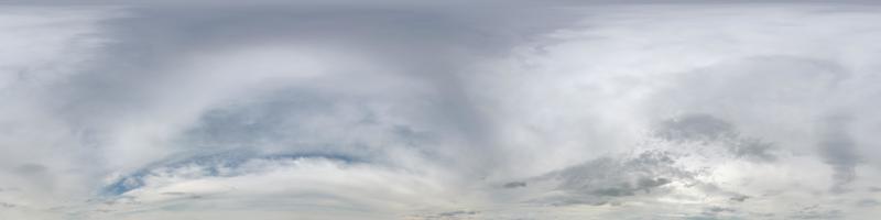 céu azul nublado sem costura hdri panorama visão de ângulo de 360 graus com zênite e belas nuvens para uso em gráficos 3d como substituição do céu e cúpula do céu ou editar tiro de drone foto
