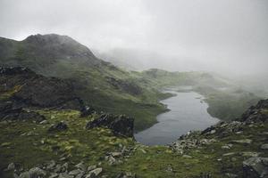 riacho correndo por montanhas de nevoeiro foto