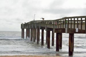 cais de pesca em um dia nublado foto