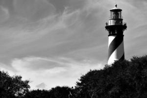 farol histórico atrás das árvores foto