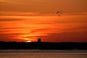 pôr do sol sobre o mar foto