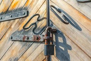 portão de madeira vintage com cadeado velho enferrujado closeup