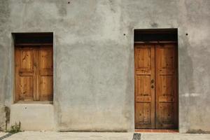 duas portas de madeira marrom no México foto