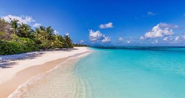 bela praia tropical relaxante céu na ilha exótica com palmeiras ondas calmas e incrível lagoa do oceano azul. destino de natureza paradisíaca, cena idílica ao ar livre para férias de verão, inspiração foto