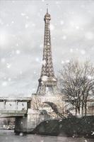 torre eiffel em paris, frança na tempestade de neve foto