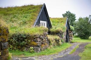 casa islandesa rural típica coberta de vegetação no dia nublado foto