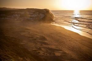 lindo pôr do sol laranja na costa do oceano portugal foto