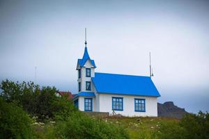 típica igreja rural islandesa foto