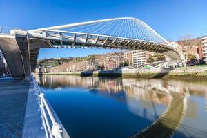 zubizuri, a ponte campo volantin, bilbao, espanha foto