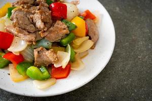 carne de porco frita com pimenta preta foto