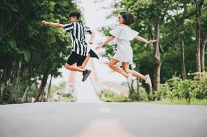 casal pulando no parque foto