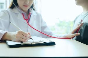 médico examina um paciente com um estetoscópio foto