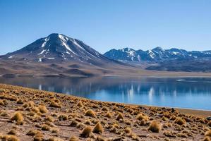 lago nas montanhas em san pedro de atacama foto