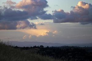 nuvens coloridas ao pôr do sol foto