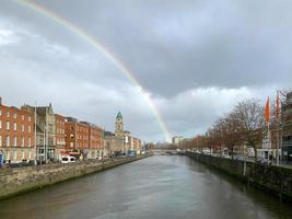 arco-íris capturado acima do canal de dublin foto