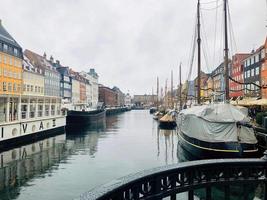 vista do porto nyhavn em copenhague 2 foto