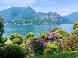 um jardim perto do lago de como na itália 2 foto