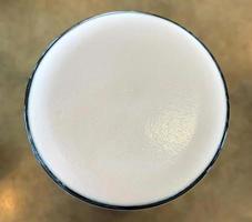 espuma branca de cerveja em uma pinta foto