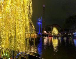 parque tivoli em copenhague à noite foto