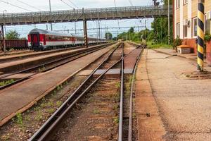 linhas ferroviárias na zona rural em dia ensolarado. Viagem de trem foto