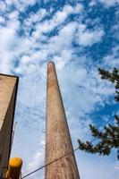 o tubo de uma caldeira a gás contra o céu azul. não sai fumaça da chaminé. crise de energia. foto