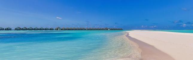 bela paisagem panorâmica de villas sobre a água, ilha das maldivas, oceano índico. férias tropicais de luxo, lagoa exótica, águas cristalinas, relaxante mar de céu azul. paraíso de turismo de viagens de verão foto