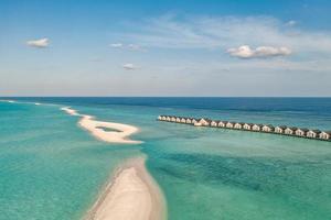 cenário paradisíaco das maldivas. paisagem aérea tropical, marinha, bangalôs de villas de água com incrível mar e praia de lagoa, natureza tropical. banner de destino de turismo exótico, férias de verão