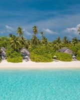 paisagem aérea perfeita, villas privadas de resort tropical de luxo. bela praia da ilha, palmeiras, céu ensolarado. incrível vista de olhos de pássaro nas maldivas, costa paradisíaca. turismo exótico, relaxar natureza mar