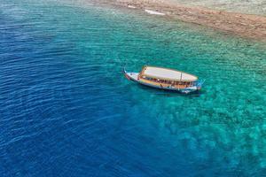 barco de mergulho exótico das maldivas na incrível lagoa oceânica sobre corais ref. snorkel e aventura ao ar livre, conceito de paisagem de viagens de atividade. vista aérea do mar, natureza tranquila, viagens de luxo férias cênicas foto
