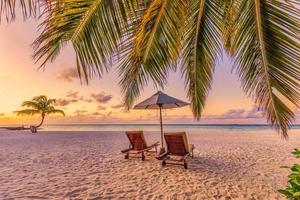 praia incrível. cadeiras no mar de areia da praia. férias de verão de luxo e hotel resort de férias para turismo. paisagem tropical inspiradora. cenário tranquilo, relaxe praia, belo paisagismo foto