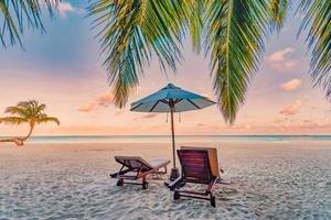 praia incrível. cadeiras no mar de areia da praia. férias de verão de luxo e hotel resort de férias para turismo. paisagem tropical inspiradora. cenário tranquilo, relaxe praia, belo paisagismo foto