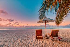 praia incrível. cadeiras no mar de areia da praia. férias de verão de luxo e hotel resort de férias para turismo. paisagem tropical inspiradora. cenário tranquilo, relaxe praia, belo paisagismo