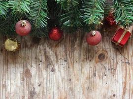 fundo da árvore de natal com enfeites na placa de madeira foto