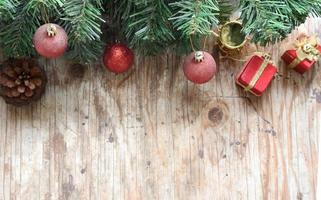 fundo da árvore de natal com enfeites na placa de madeira foto