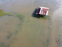 as casas dos aldeões na Tailândia rural foram inundadas. foto