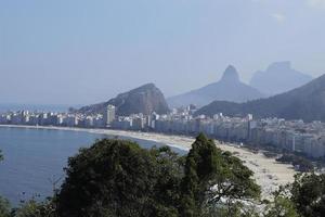 rio de janeiro, rj, brasil, 2022 - praia de copacabana, vista do forte duque de caxias, leme foto